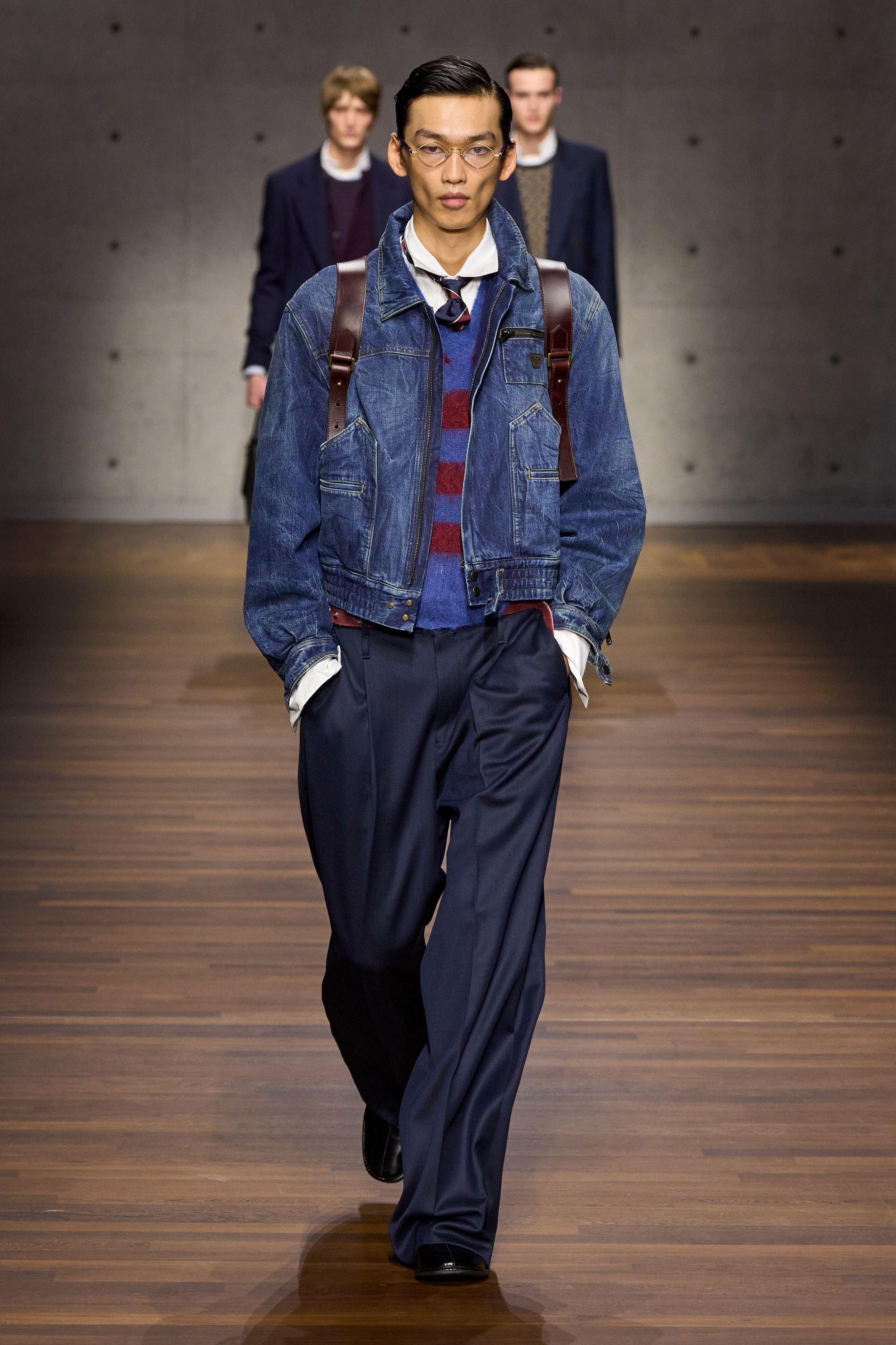 Emporio Armani在宽松西装与复古皮革夹克之间回溯品牌经典，以柔和灰棕与深蓝为基调，强调轻盈结构与舒适比例，复古绅士气质在当代语境中焕发出理性优雅-顽石频道趋势研究
